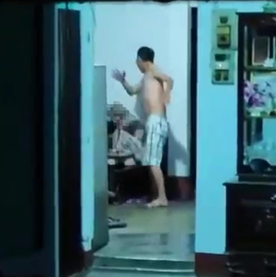 Bắt giam nghịch tử bạo hành mẹ già 81 tuổi - Ảnh 1. Ông P. bị khởi tố, bắt tạm giam vì bạo hành mẹ già 81 tuổi (ảnh cắt từ clip)