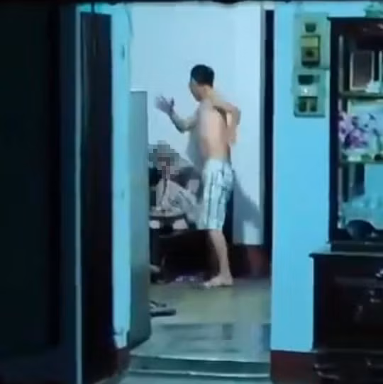 Ông P. bị khởi tố, bắt tạm giam vì bạo hành mẹ già 81 tuổi (ảnh cắt từ clip)