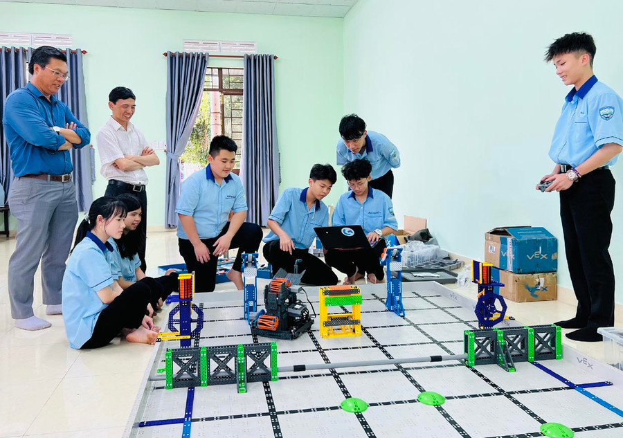 Học sinh Trường THPT Chi Lăng đang lập trình robot để tham gia các cuộc thi. Ảnh: Minh Nhật