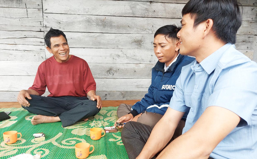 Ông Đinh Văn Đơm (bìa trái) chia sẻ với cán bộ xã Chư Krêy về kinh nghiệm trong tuyên truyền vận động người dân làm kinh tế. Ảnh: Thiên Di Ông Đinh Văn Đơm (bìa trái) chia sẻ với cán bộ xã Chư Krêy về kinh nghiệm trong tuyên truyền vận động người dân làm kinh tế. Ảnh: Thiên Di