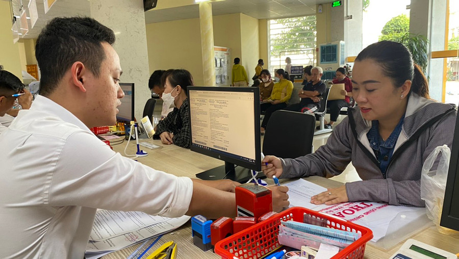 Nhân viên bộ phận một cửa Bưu điện tỉnh nhiệt tình hỗ trợ người dân. Ảnh: S.C Nhân viên bộ phận một cửa Bưu điện tỉnh nhiệt tình hỗ trợ người dân. Ảnh: S.C