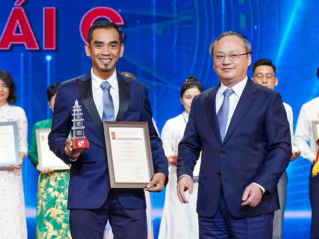 Tổng giám đốc Đài Tiếng nói Việt Nam Đỗ Tiến Sỹ trao giải C cho nhà báo Độc Lập, Báo Thanh Niên. Ảnh: NGỌC THẮNG Tổng giám đốc Đài Tiếng nói Việt Nam Đỗ Tiến Sỹ trao giải C cho nhà báo Độc Lập, Báo Thanh Niên. Ảnh: NGỌC THẮNG