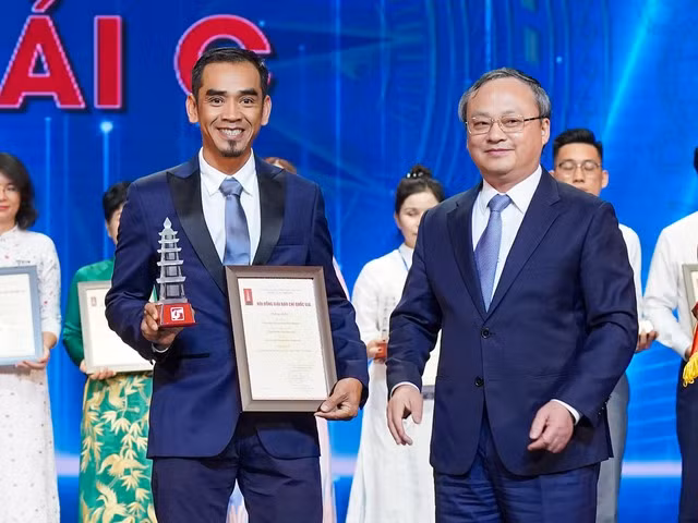 Tổng giám đốc Đài Tiếng nói Việt Nam Đỗ Tiến Sỹ trao giải C cho nhà báo Độc Lập, Báo Thanh Niên. Ảnh: NGỌC THẮNG