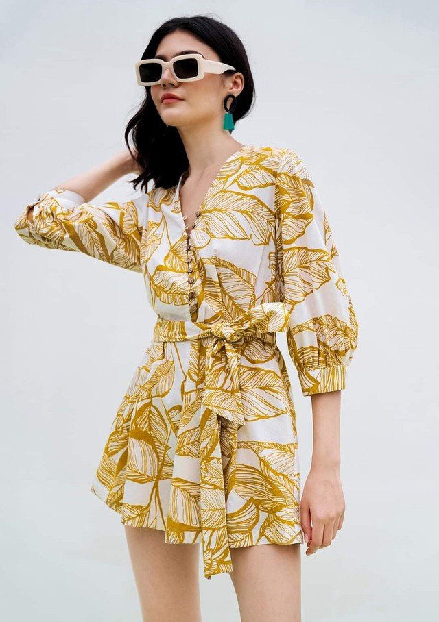 Váy họa tiết hoa lá là item khá quen thuộc mỗi khi hè về. Ưu điểm mát cả người mặc lẫn người nhìn nên dù diện đi làm hay đi chơi đều mang tới sự thoải mái, quan trọng nhất là bạn nên chọn các họa tiết hoa lá sáng màu sẽ giúp vẻ ngoài nhìn hài hòa, nữ tính hơn.