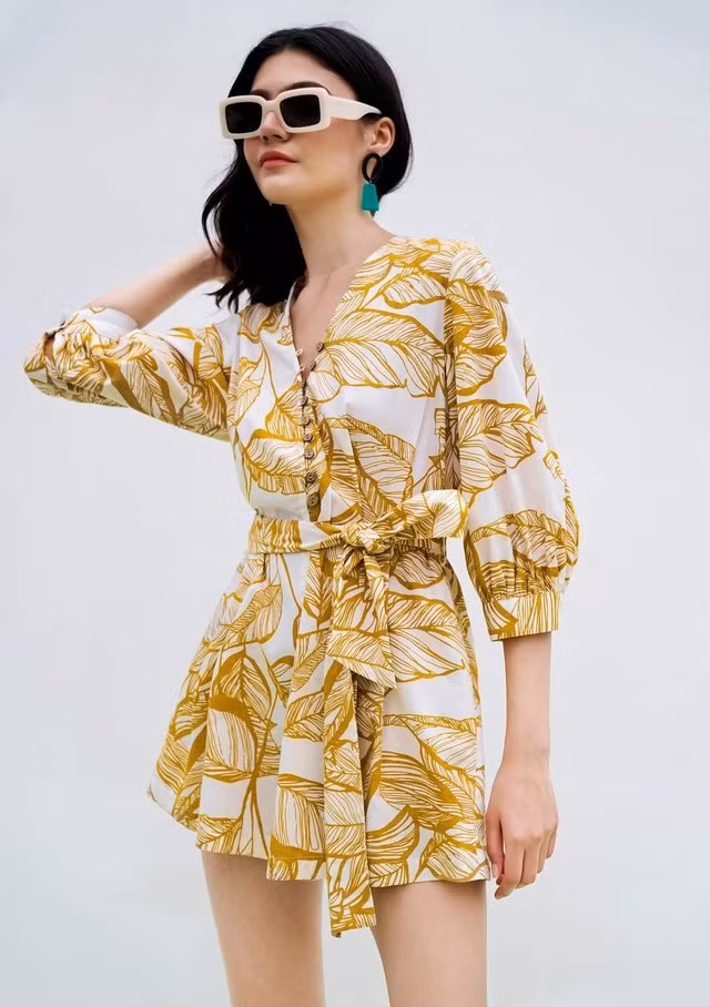 Váy họa tiết hoa lá là item khá quen thuộc mỗi khi hè về. Ưu điểm mát cả người mặc lẫn người nhìn nên dù diện đi làm hay đi chơi đều mang tới sự thoải mái, quan trọng nhất là bạn nên chọn các họa tiết hoa lá sáng màu sẽ giúp vẻ ngoài nhìn hài hòa, nữ tính hơn.