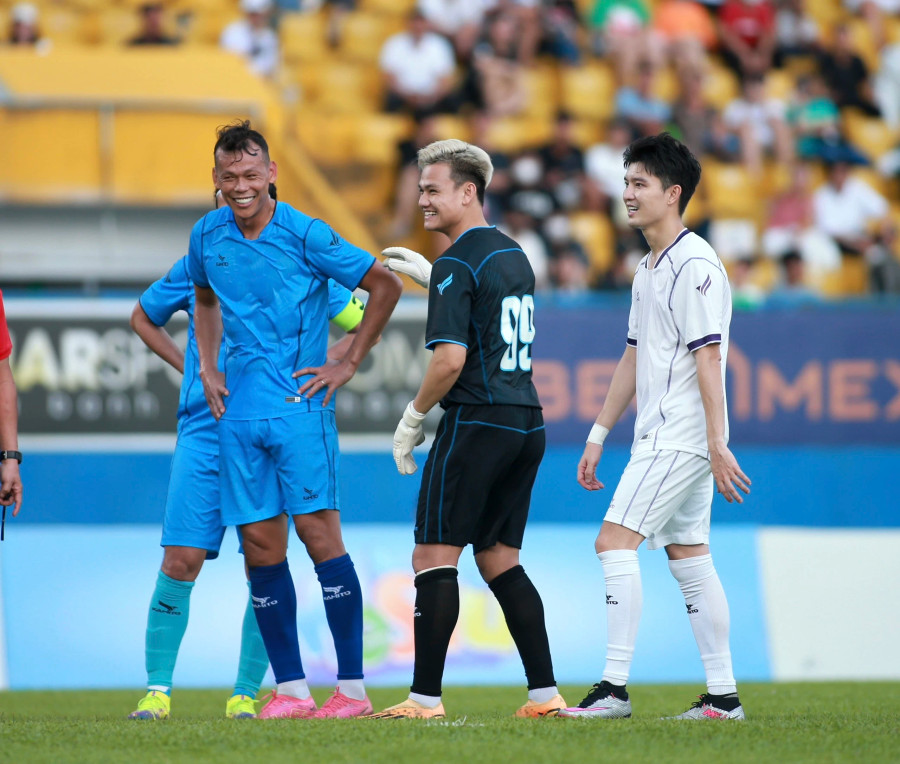 Người cũ của CLB Bình Dương, thủ môn Tấn Trường chơi ở vị trí trung phong. Ảnh Khang Nguyên Người cũ của CLB Bình Dương, thủ môn Tấn Trường chơi ở vị trí trung phong. Ảnh Khang Nguyên