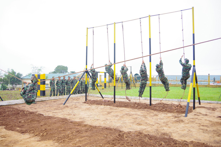 Thao trường huấn luyện thể lực được xây dựng bài bản, khoa học, đúng quy định để các chiến sĩ trong Sư đoàn 320 luyện tập. Ảnh: Vĩnh Hoàng Thao trường huấn luyện thể lực được xây dựng bài bản, khoa học, đúng quy định để các chiến sĩ trong Sư đoàn 320 luyện tập. Ảnh: Vĩnh Hoàng