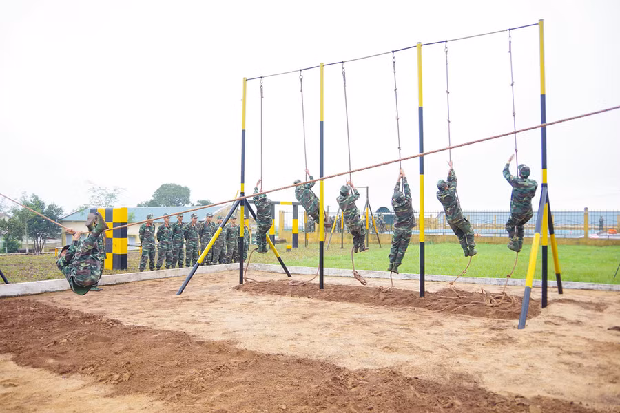 Thao trường huấn luyện thể lực được xây dựng bài bản, khoa học, đúng quy định để các chiến sĩ trong Sư đoàn 320 luyện tập. Ảnh: Vĩnh Hoàng