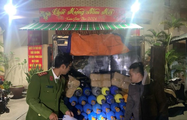 Tài xế Tiến và xe tải chở khí cười. Ảnh NGUYỄN TÚ Tài xế Tiến và xe tải chở khí cười. Ảnh NGUYỄN TÚ