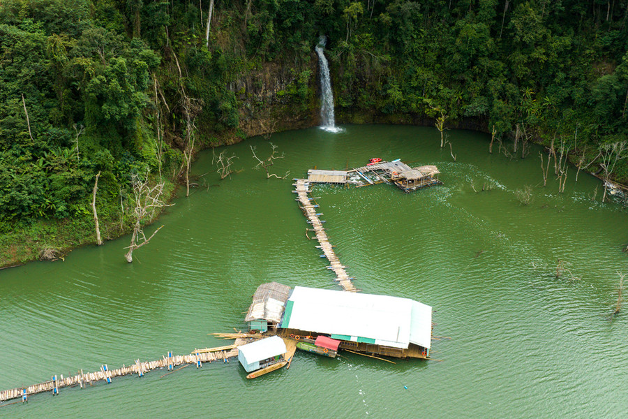 Những nhà bè nổi nuôi trồng thủy sản và phục vụ khách du lịch dần hình thành.
