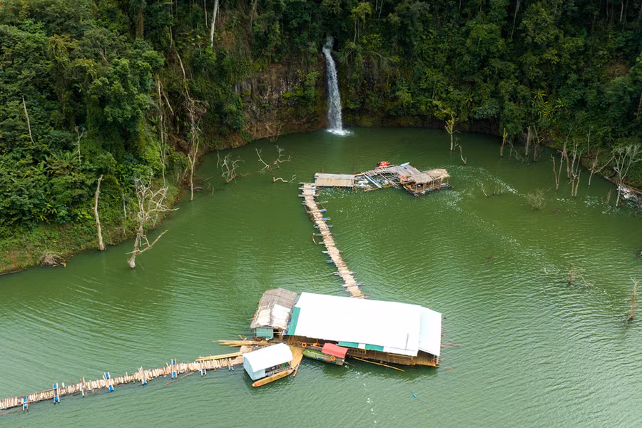 Những nhà bè nổi nuôi trồng thủy sản và phục vụ khách du lịch dần hình thành.