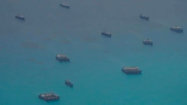 Philippines sẽ khởi kiện Trung Quốc - Ảnh 1. Tàu cá Trung Quốc tại đá Khúc Giác vào tháng 9. LỰC LƯỢNG VŨ TRANG PHILIPPINES