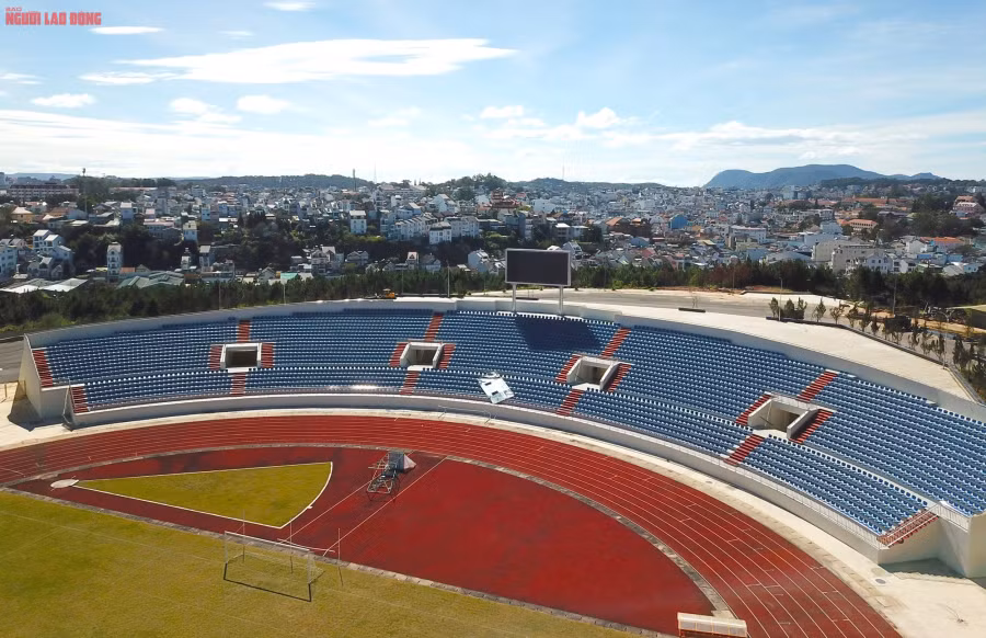 Khán đài C có lắp màn hình thông báo thông tin trận đấu hoặc thông tin các môn thể thao khác. Trong khuôn viên chính còn có một sân nhỏ hình tam giác để thi đấu môn đẩy tạ.