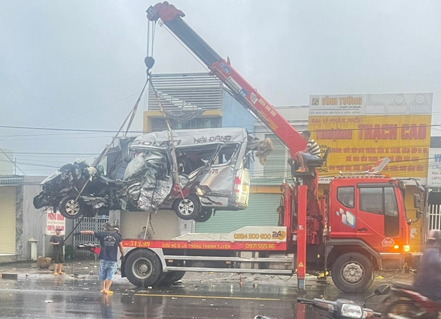 Bắt con trai giám đốc nhà xe Thành Bưởi - Ảnh 2. 5 người trên xe 16 chỗ tử vong, xe bị bẹp dí sau vụ tai nạn. Ảnh: H.K