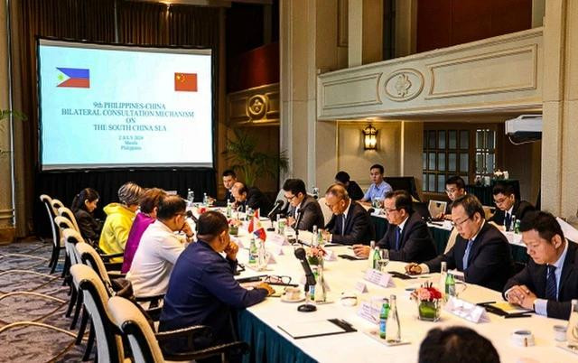Đại diện từ Trung Quốc và Philippines tại cuộc họp cơ chế tham vấn song phương ở Manila ngày 2.7.2024. Ảnh Bộ Ngoại giao Trung Quốc