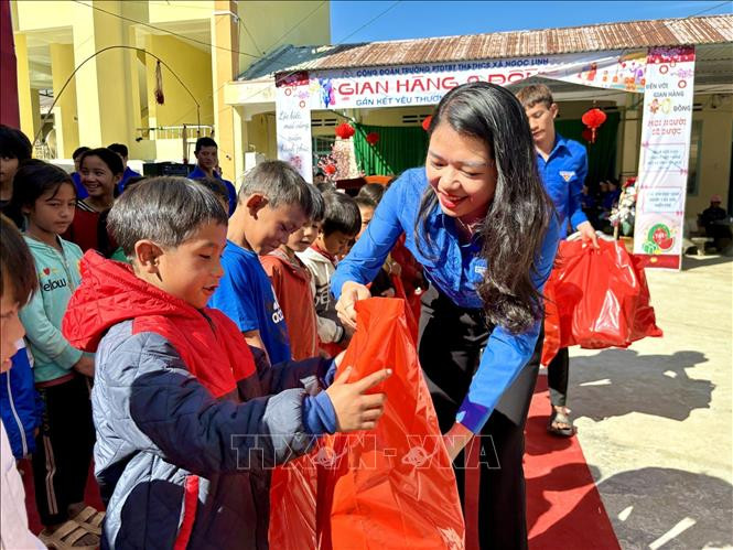 Tỉnh Đoàn Kon Tum tặng quà cho học sinh vùng dân tộc thiểu số tại xã Ngọc Linh (huyện Đăk Glei) nhân dịp Tết Nguyên đán Giáp Thìn 2024. Tỉnh Đoàn Kon Tum tặng quà cho học sinh vùng dân tộc thiểu số tại xã Ngọc Linh (huyện Đăk Glei) nhân dịp Tết Nguyên đán Giáp Thìn 2024.