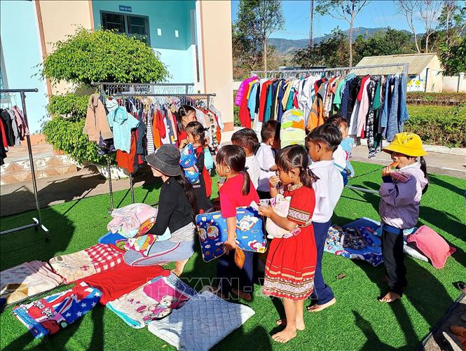 "Gian hàng quần áo 0 đồng" được giáo viên Trường Tiểu học xã Đăk Pxi (huyện Đăk Hà) tổ chức nhằm động viên tinh thần của các em học sinh nhân dịp Tết Nguyên đán Giáp Thìn 2024. "Gian hàng quần áo 0 đồng" được giáo viên Trường Tiểu học xã Đăk Pxi (huyện Đăk Hà) tổ chức nhằm động viên tinh thần của các em học sinh nhân dịp Tết Nguyên đán Giáp Thìn 2024.