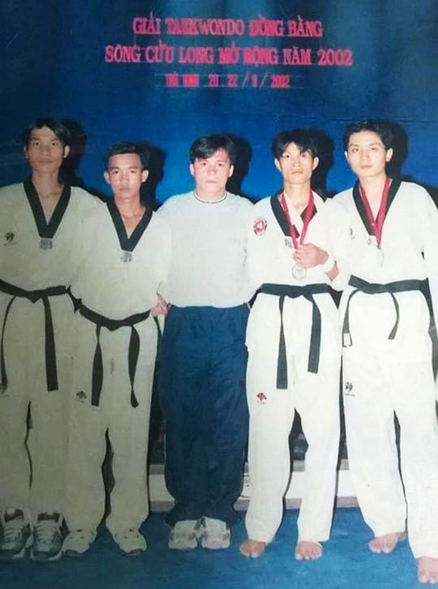 Võ sư Nguyễn Như Út (thứ 2 từ phải qua) khi còn là VĐV Taekwondo chuyên nghiệp. Ảnh nhân vật cung cấp