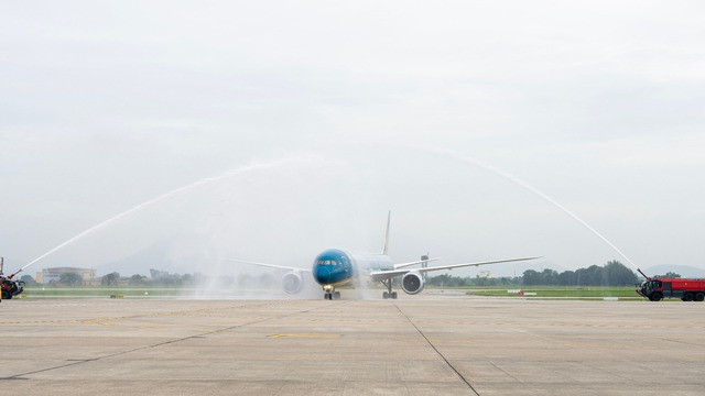 2 chiếc xe cứu hỏa hiện đại hiệu Rosenbauer của sân bay Nội Bài thực hiện nghi thức phun vòi rồng trang trọng trong sự kiện Vietnam Airlines chào đón chiếc máy bay thân rộng Boeing 787-10 vừa đáp xuống sân bay Nội Bài sáng nay, 31-7. Ảnh: Phan Công 2 chiếc xe cứu hỏa hiện đại hiệu Rosenbauer của sân bay Nội Bài thực hiện nghi thức phun vòi rồng trang trọng trong sự kiện Vietnam Airlines chào đón chiếc máy bay thân rộng Boeing 787-10 vừa đáp xuống sân bay Nội Bài sáng nay, 31-7. Ảnh: Phan Công