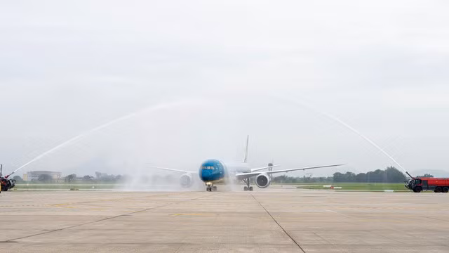 2 chiếc xe cứu hỏa hiện đại hiệu Rosenbauer của sân bay Nội Bài thực hiện nghi thức phun vòi rồng trang trọng trong sự kiện Vietnam Airlines chào đón chiếc máy bay thân rộng Boeing 787-10 vừa đáp xuống sân bay Nội Bài sáng nay, 31-7. Ảnh: Phan Công