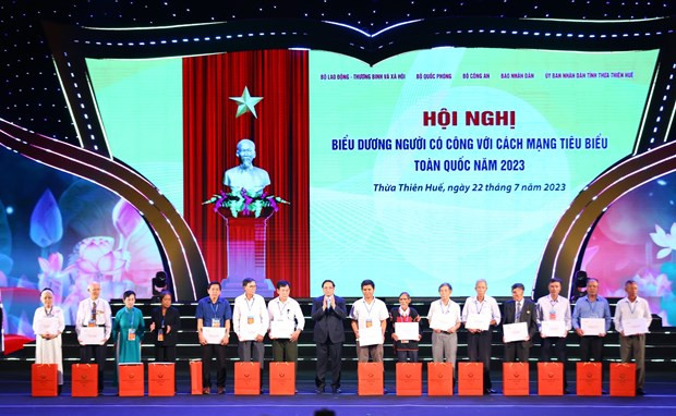 Thủ tướng Phạm Minh Chính trao quà cho người có công.(Ảnh: PV/Vietnam+) Thủ tướng Phạm Minh Chính trao quà cho người có công.(Ảnh: PV/Vietnam+)