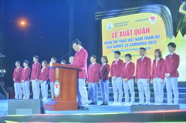 Trưởng đoàn Đặng Hà Việt và các VĐV. Ảnh: Đình Huy Trưởng đoàn Đặng Hà Việt và các VĐV. Ảnh: Đình Huy