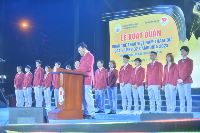 Trưởng đoàn Đặng Hà Việt và các VĐV. Ảnh: Đình Huy