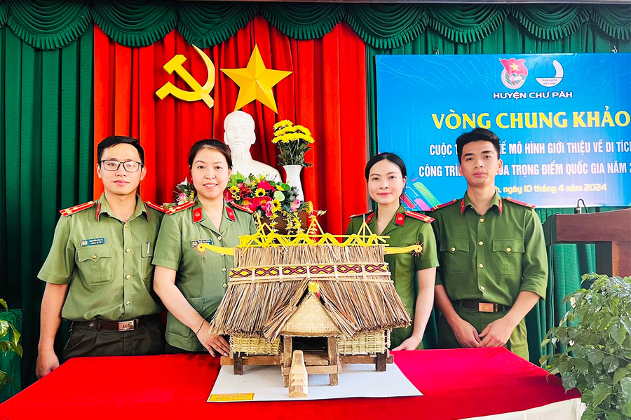 Đoàn cơ sở Công an huyện Chư Păh đạt giải nhì cuộc thi với mô hình Nhà rông làng Kon Sơ Lăl. Ảnh: Phan Lài
