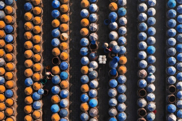 Bức ảnh Nghề làm nước mắm ở Mũi Né, Bình Thuận của nhiếp ảnh gia Cao Kỳ Nhân. Nghề này gắn bó với người dân Phan Thiết từ xưa, vẫn được lưu giữ và phát triển cho đến ngày nay. Khi đến cửa ngõ Phan Thiết, du khách có thể dễ dàng bắt gặp những sân mắm, cảm nhận vị mặn chát của muối, hương đặc trưng của cá, mắm.