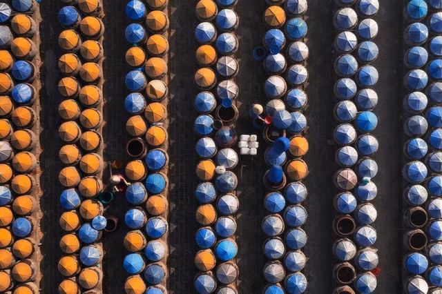 Bức ảnh Nghề làm nước mắm ở Mũi Né, Bình Thuận của nhiếp ảnh gia Cao Kỳ Nhân. Nghề này gắn bó với người dân Phan Thiết từ xưa, vẫn được lưu giữ và phát triển cho đến ngày nay. Khi đến cửa ngõ Phan Thiết, du khách có thể dễ dàng bắt gặp những sân mắm, cảm nhận vị mặn chát của muối, hương đặc trưng của cá, mắm.