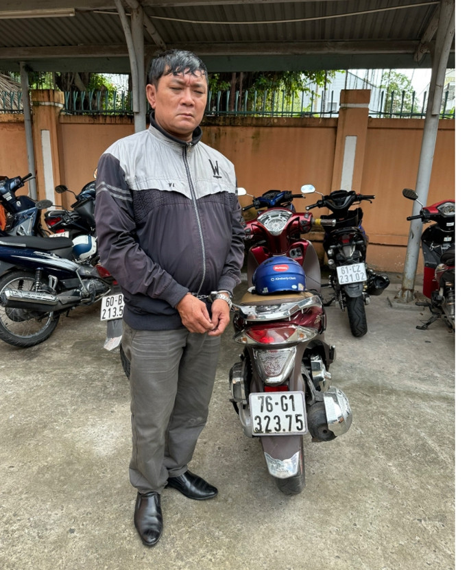 NÓNG: Bắt nghi phạm lừa đảo tráo hơn 500 tờ vé số của phụ nữ không tay, không chân - Ảnh 1. Nghi phạm Vinh bị bắt