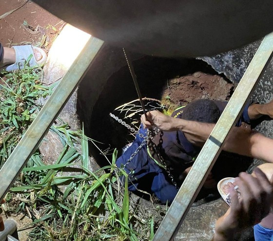 Lực lượng chức năng xuống giếng để giải cứu cô gái