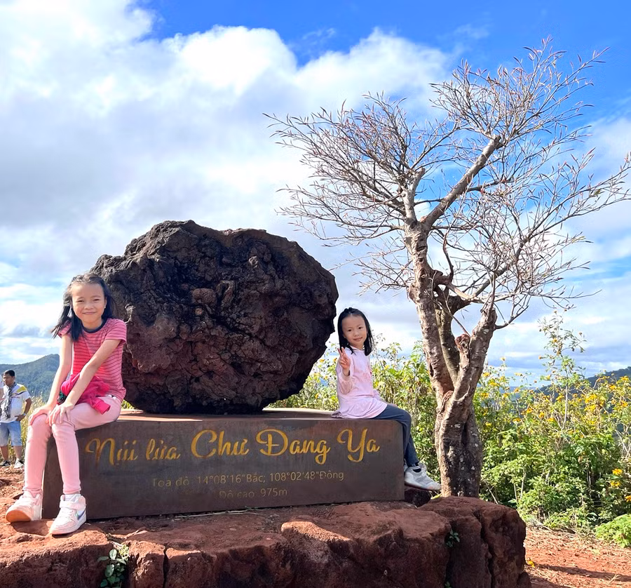 Các con của chị Huỳnh Thị Luyến chinh phục thành công đỉnh Chư Đang Ya (ảnh nhân vật cung cấp).