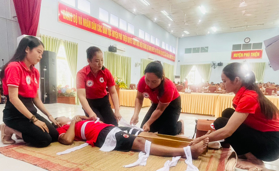 Phần thi thực hành sơ cấp cứu ban đầu của đội xã Ia Ake tại Hội thi Đội tuyên truyền chữ thập đỏ huyện Phú Thiện lần thứ 2-2023. Ảnh: N.H
