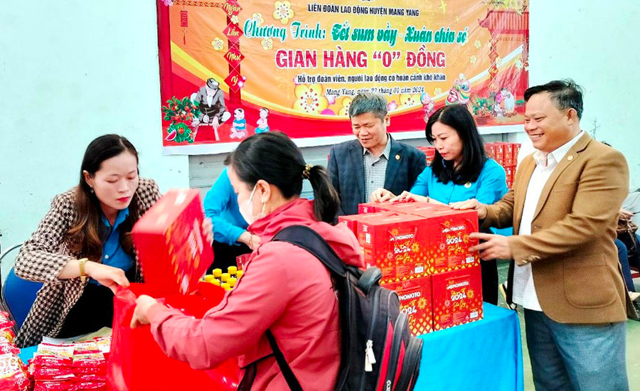 LĐLĐ huyện Mang Yang tổ chức &quot;Gian hàng 0 đồng&quot; cho đoàn viên, người lao động. Ảnh: Thu Minh