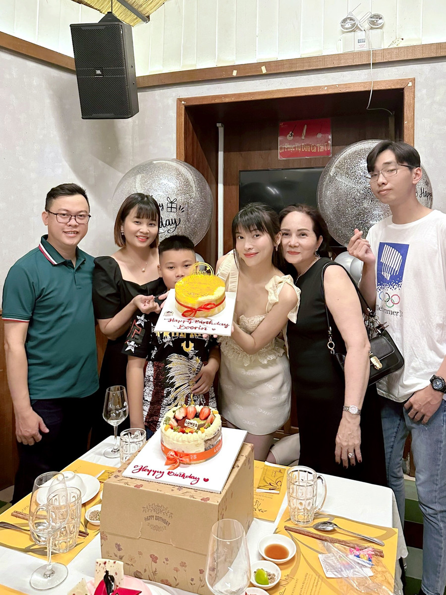 Mới đây, Cao Thái Hà vừa chia sẻ những hình ảnh đón tuổi 33 ở quê nhà Cần Thơ. Trong ảnh, nữ diễn viên Trại hoa đỏ chụp ảnh cùng với mẹ, gia đình chị gái và em trai. Ảnh: NVCC