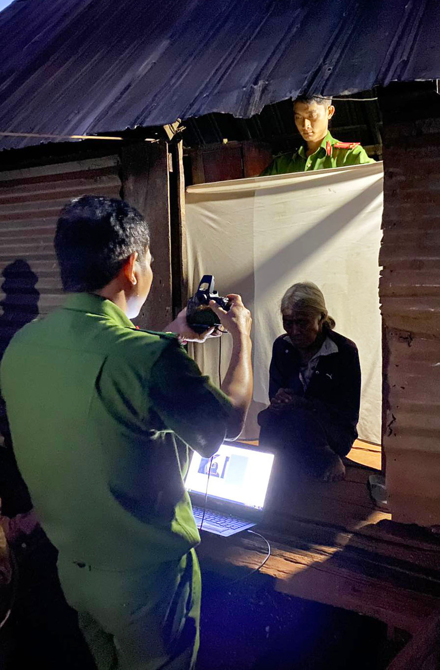 Công an huyện Đak Đoa không kể ngày đêm đi từng ngõ, gõ từng nhà để giúp người dân làm căn cước công dân. Ảnh: Lê Anh Công an huyện Đak Đoa không kể ngày đêm đi từng ngõ, gõ từng nhà để giúp người dân làm căn cước công dân. Ảnh: Lê Anh