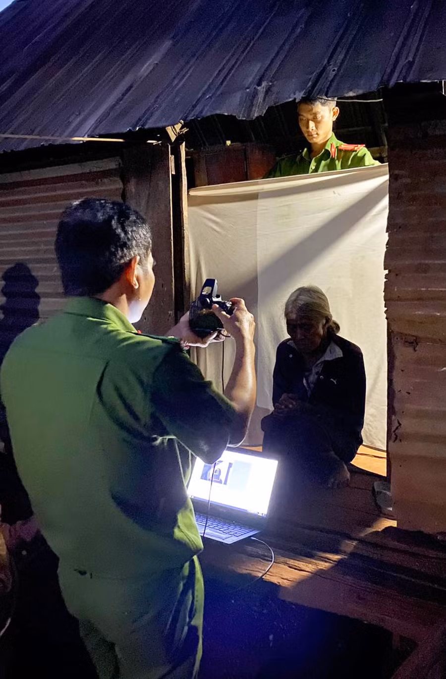 Công an huyện Đak Đoa không kể ngày đêm đi từng ngõ, gõ từng nhà để giúp người dân làm căn cước công dân. Ảnh: Lê Anh