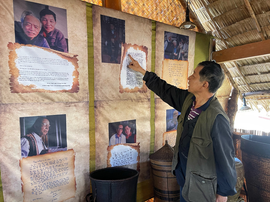 Nhà sưu tầm Đặng Minh Tâm cho biết nhiều nhà nghiên cứu, nhà văn hóa cả nước đã đến thăm quan bảo tàng tư nhân của ông tại Lâm Đồng. Ảnh: Hoàng Ngọc