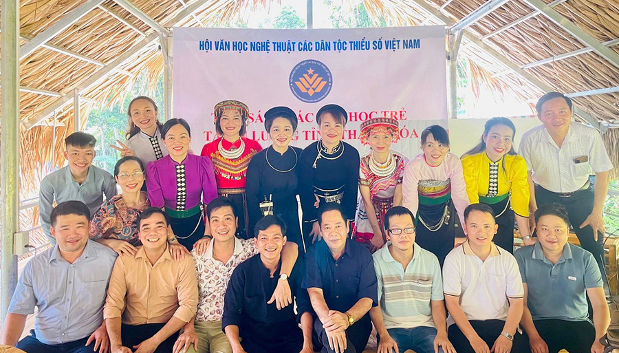 Nhà thơ Đào An Duyên (hàng sau, thứ 4 từ trái sang) tại trại viết do Hội Văn học Nghệ thuật các dân tộc thiểu số Việt Nam tổ chức tại tỉnh Thanh Hóa. Ảnh NVCC Nhà thơ Đào An Duyên (hàng sau, thứ 4 từ trái sang) tại trại viết do Hội Văn học Nghệ thuật các dân tộc thiểu số Việt Nam tổ chức tại tỉnh Thanh Hóa. Ảnh NVCC