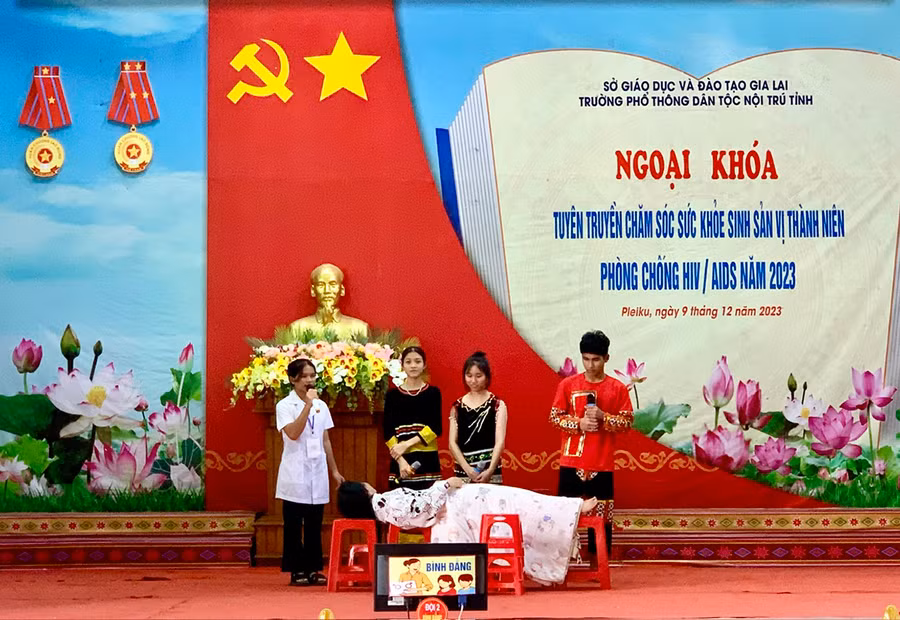 Buổi ngoại khóa chuyên đề “Giáo dục sức khỏe sinh sản vị thành niên và bình đẳng giới, phòng-chống HIV/AIDS” tại Trường Phổ thông Dân tộc nội trú tỉnh. Ảnh: N.N