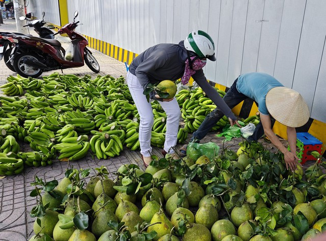 Bưởi và chuối đang bị dội chợ Bưởi và chuối đang bị dội chợ