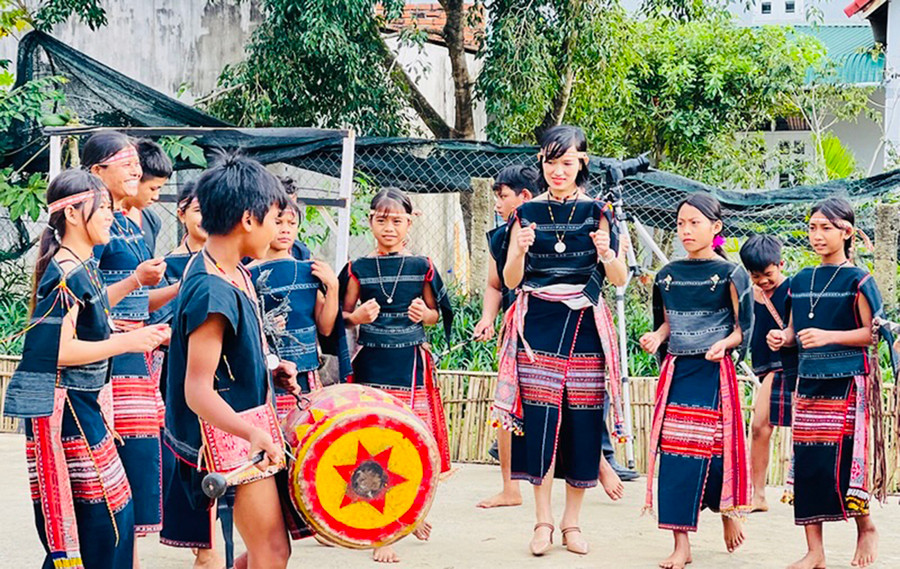 Chị Đinh Thị Văn hướng dẫn đội xoang của làng hòa nhịp cồng chiêng. Ảnh: M.K Chị Đinh Thị Văn hướng dẫn đội xoang của làng hòa nhịp cồng chiêng. Ảnh: M.K