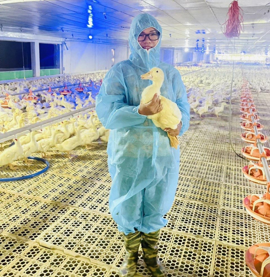 Gia đình chị Nguyễn Thị Thùy Trang có thu nhập hàng tỷ đồng mỗi năm nhờ mô hình đa cây, đa con. Ảnh: H.L