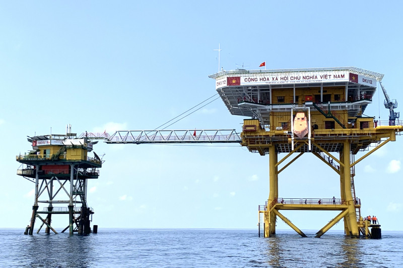 Nhà giàn DKI/12 như cột mốc kiên trung, sừng sững giữa biển khơi Nhà giàn DKI/12 như cột mốc kiên trung, sừng sững giữa biển khơi