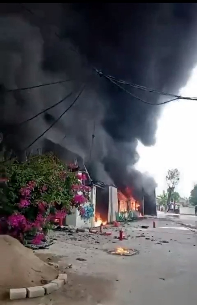 Ngọn lửa kèm khói đen bao trùm nhà xưởng Ngọn lửa kèm khói đen bao trùm nhà xưởng