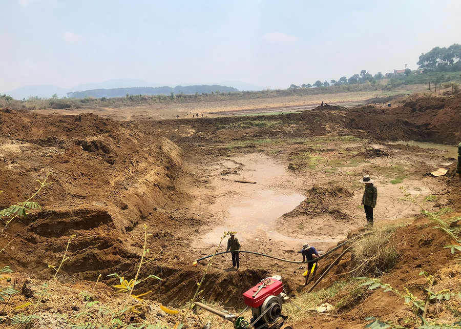 Người dân thôn 1 (xã Hải Yang, huyện Đak Đoa) nạo vét lòng hồ tìm mạch nước ngầm tưới cho cây cà phê trong mùa hạn năm 2024. Ảnh: L.N