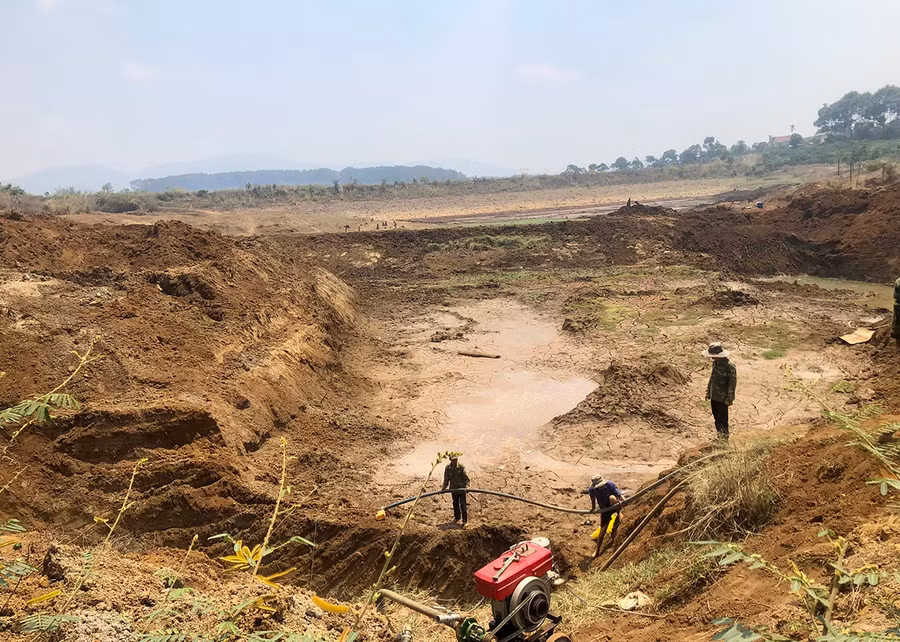 Người dân thôn 1 (xã Hải Yang, huyện Đak Đoa) nạo vét lòng hồ tìm mạch nước ngầm tưới cho cây cà phê trong mùa hạn năm 2024. Ảnh: L.N