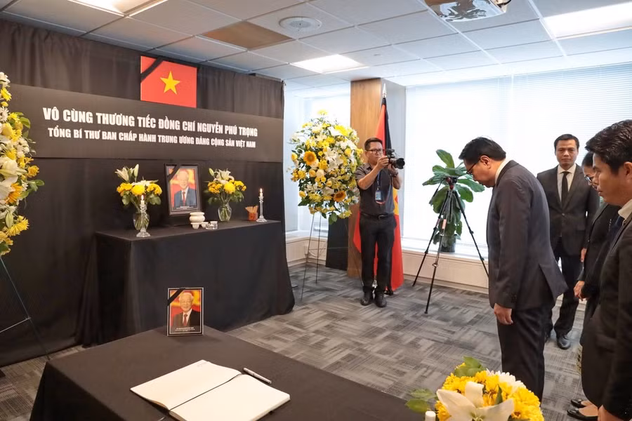 Đại sứ Anouparb Vongnorkeo, Trưởng Phái đoàn Thường trực Lào tại Liên hợp quốc, viếng Tổng Bí thư Nguyễn Phú Trọng tại Phái đoàn thường trực Việt Nam tại Liên hợp quốc ở New York (Mỹ). (Ảnh: Thanh Tuấn/TTXVN) Đại sứ Anouparb Vongnorkeo, Trưởng Phái đoàn Thường trực Lào tại Liên hợp quốc, viếng Tổng Bí thư Nguyễn Phú Trọng tại Phái đoàn thường trực Việt Nam tại Liên hợp quốc ở New York (Mỹ). (Ảnh: Thanh Tuấn/TTXVN)