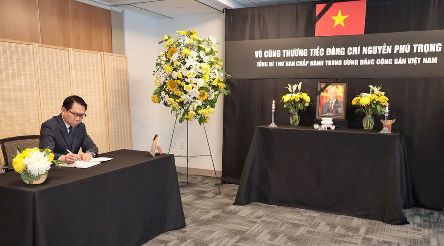 Đại sứ Anouparb Vongnorkeo, Trưởng Phái đoàn Thường trực Lào tại Liên hợp quốc, viết Sổ tang sau khi viếng Tổng Bí thư Nguyễn Phú Trọng tại Phái đoàn thường trực Việt Nam tại Liên hợp quốc ở New York (Mỹ). (Ảnh: Thanh Tuấn/TTXVN)